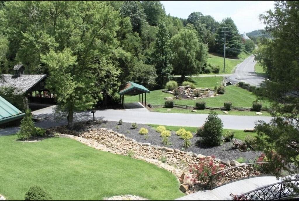 A River Runs Through It Sevierville Exterior photo